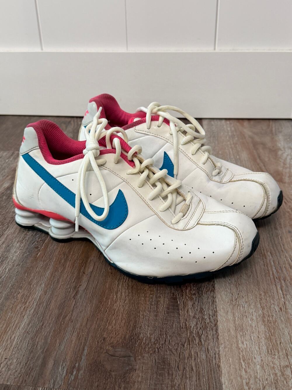 Nike Vintage Shox sneakers sz 7 Youth/womens 8.5 white, vibrant turquoise & pink